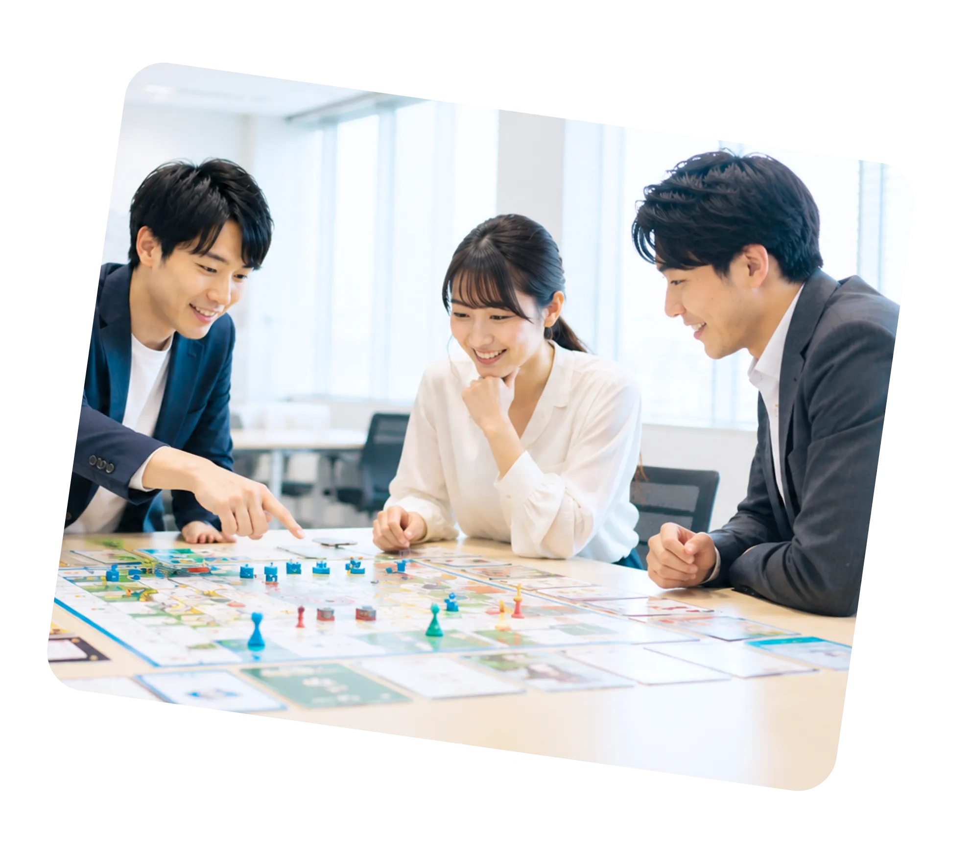 ボードゲームを囲んで打ち合わせをする3人の様子